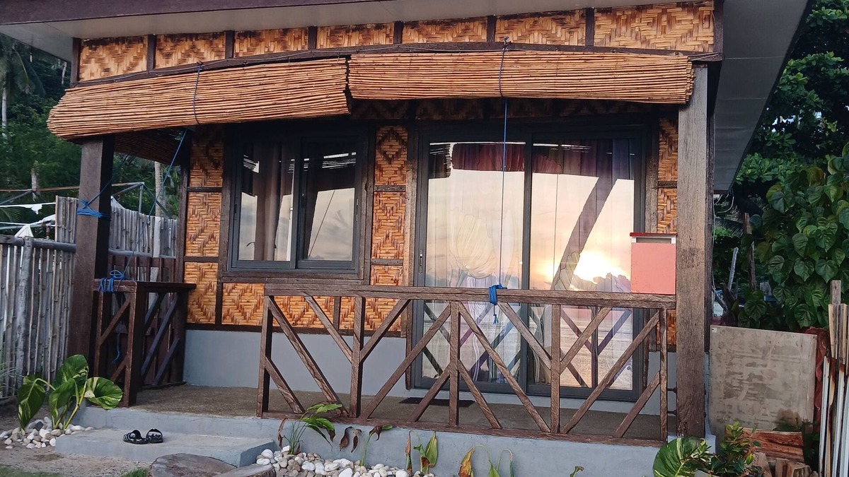 San Isidro House | Zyrine Homestay - Seawall Side