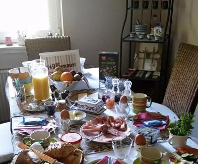 Kirchhundem Apartment | Übernachten in unseren Crutpracht Gästezimmern mit großem Bauernfrühstück, ab April 24 auch in der DUFFEL-SCHEUNE