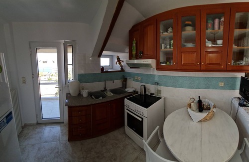 Kamena Vourla Apartment | Ανακαινισμένο loft,2ου ορόφου,θέα στη θάλασσα και το βουνό,150μ από την θάλασσα.