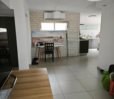 Bat Yam House | Уютное жильё в тихом районе, с собственной ванной комнатой и туалетом