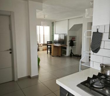 Bat Yam House | Уютное жильё в тихом районе, с собственной ванной комнатой и туалетом