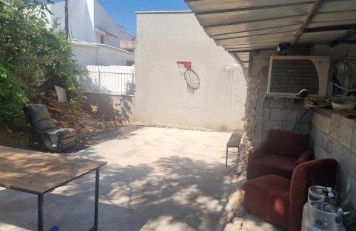 Qiryat Shemona House | בית קרקע לנופש עם חצר גדולה במרכז קרית שמונה