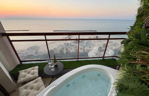 Netanya Apartment | קו המים-אמבט ספא במרפסת על הים, בית קפה בלובי Waterline studio sea view Spa tub on the balcony