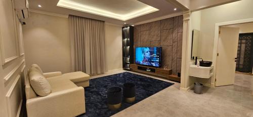 Riyadh Apartment | شقة أنيقة مودرن بدخول ذكي و سطح بجلسة خارجية