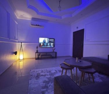 Sari Street Apartment | شقق فاخرة بحي الروضة مع سينما بغرفة النوم