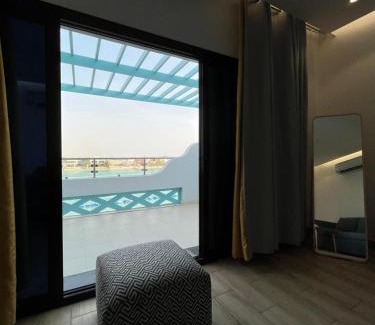 Durrat Al-Arous Apartment | غرفة صالة بلكونة على الشاطئ - عوائل