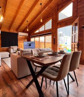 Al Kura Ski Chalet | كوخ ريفي