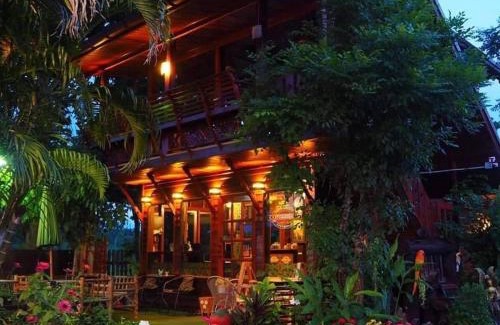 Tha Bo House | บ้านพัก ญาวีร์ เฮาส์