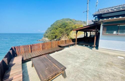 Otsuki House | オーシャンフロントで夕日眺めながら海水浴とバーベキュー出来る1日1組の貸し切り絶景宿トリノウタ