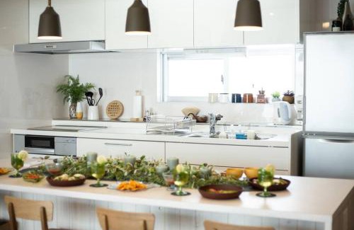 Kadena-cho Villa | モダンでナチュラルなおしゃれ空間/テラスでBBQ/10名宿泊/無料Wi-fi/無料駐車場