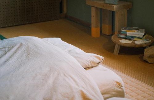 Mima House | 泊まれる本屋 まるとしかく