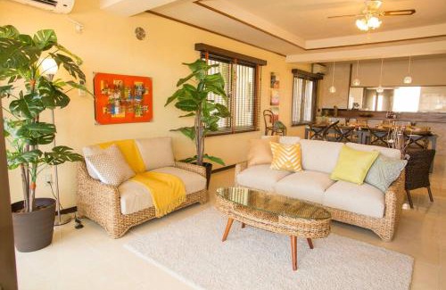 Kadena-cho Villa | 【観光地へのアクセス抜群】読谷村/1棟貸切/最大10名宿泊/駐車場2台/お風呂3つ/Wi-Fi