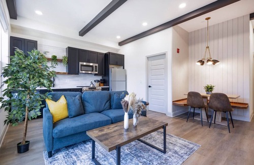 North Philadelphia West Apartment | 1/1 Across from Fairmount Park | 10 mins to DT (E)