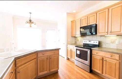 McLeansville House | 1.5 acre Quiet residential property 5 bedroom home