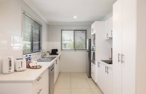 Rocklea Apartment | 1 Bdr Apt! Garage! Clean! GST Credits! 221D1