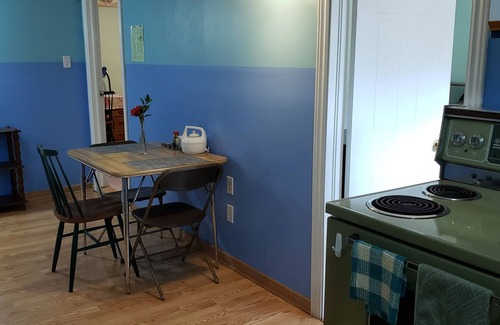 Hamilton Apartment | 1-bdrm apartment, 3 min walk to McMaster, professor's house