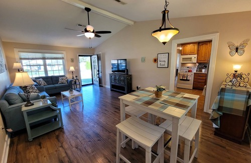 Athens House | 1 Bdrm home sleeps 2, 1 mile from I-65, shopping and dining. Fenced backyard