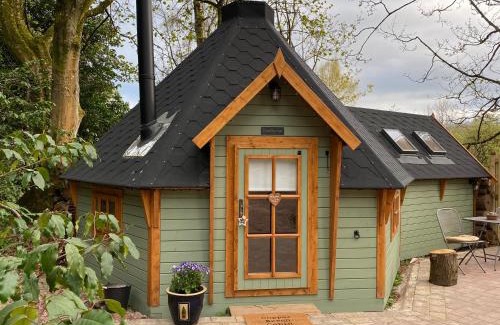 Carluke House | 1-Bed Cabin 2 Adults Outdoor Bath & Wood Burner