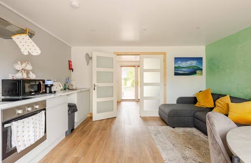 County Meath Apartment | 1-bed Cosy Country Retreat- Sleeps 5, Emerald Park
