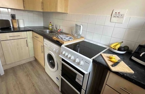 Plumstead Apartment | 1 Bed Flat 2 mins Train | 12 mins Elizabeth Line