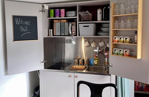 Rickmansworth House | 1 Bed Guesthouse - Chiltern/Met Lines Pied à Terre with Outside Seating Area