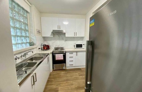 Melbourne Airport Apartment | 1 Bed King Bed W Parking & Walk to St Kilda Beach