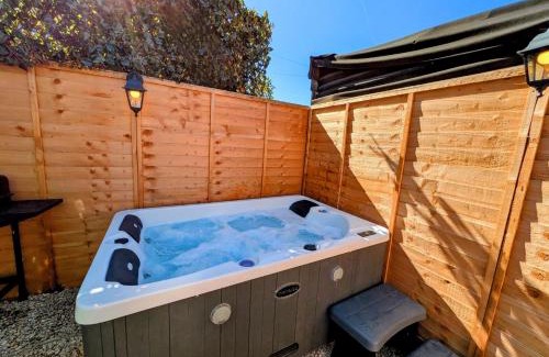 Swindon Apartment | 1-Bed Retreat - Hot Tub Private Garden & Bbq