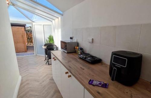Swindon Apartment | 1-Bed Retreat - Hot Tub Private Garden & Bbq