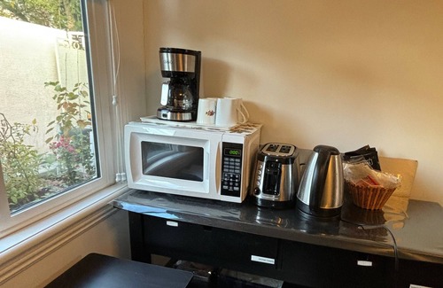 Arcadia House | 1 bedroom 1 bathroom parking private entrance safe in Arcadia CA, pet friendly.