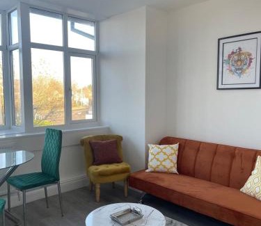 Flitwick Apartment | 1 Bedroom Apartment - Flitwick - Contractor Friendly - Tourist Ready - Full Kitchen - WiFi - Smart TV - Sofa Bed - FREE Parking - Ideal for Short or Long Stays