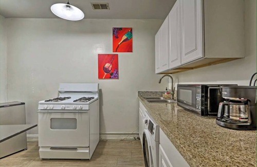 Italian Village Apartment | 1-bedroom apartment just a 16-minute walk to Nationwide Arena
