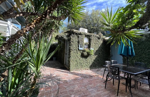 Faubourg Delachaise Apartment | 1 Bedroom Apartment with Courtyard Upper garden Magazine Art District