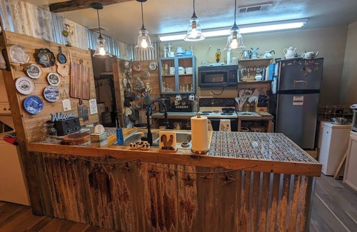 Streetman Cottage | 1-bedroom/bath Cozy rustic cottage, off the RCR with AC in lovely Wrinkler, Tx.