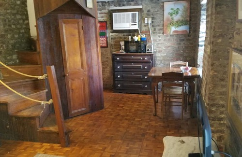 South of Broad Cottage | 1 Bedroom Cottage in the Old Historic District. Free Street Parking.