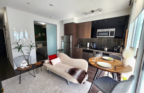 Sherwood Park Condo | 1 bedroom in midtown Toronto, with a pool and a gym, 6 minutes away from subway