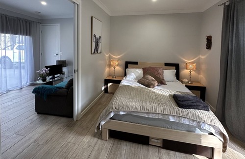 Anstead Apartment | 1 bedroom , modern studio in western Brisbane , free wifi , parking