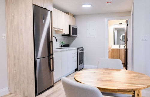 Kitchener Apartment | 1 Bedroom Unit with living space and full kitchen Prime Downtown location