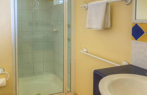Alexandra Headland Cabin | 1 Bedroom Villa 4 Berth - 1 Bedroom Villa 4 Berth