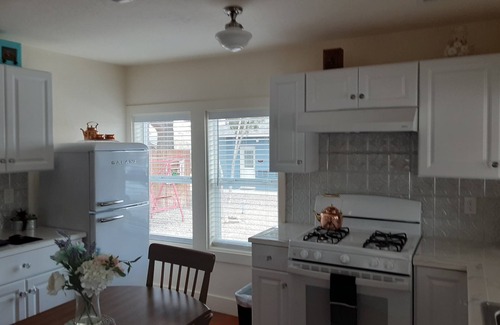 Cottonwood House | 1 Block Walk to Old Town - 1931 Historical Home