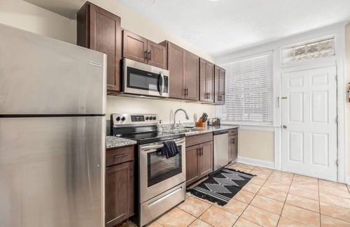 Brush Park Apartment | 1 BR Apt w Fireplace & Office Prime Location