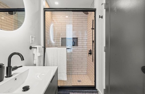Passyunk Square Apartment | 1 BR Passyunk Ave Stunner- Perfect Location