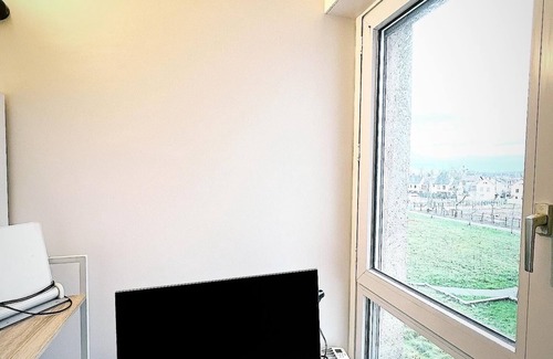 Noisy-le-Grand Apartment | 1 Familly Bedroom in Noisy-le-Grand 20' to Paris & Disneyland. Pet Friendly!