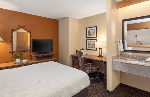 Rothschild Hotel | 1 King, 1 Queen Loft Suite With Kitchen, Access to Pool, Hot Tub, and Gym