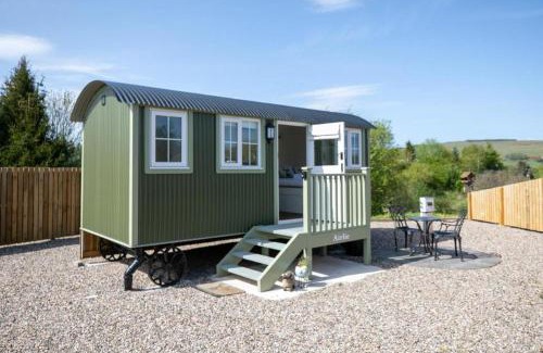 Forfar House | 1 King-size Bed Deluxe Cabin - Free Parking