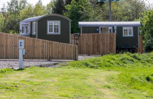 Forfar House | 1 King-size Bed Deluxe Cabin - Free Parking