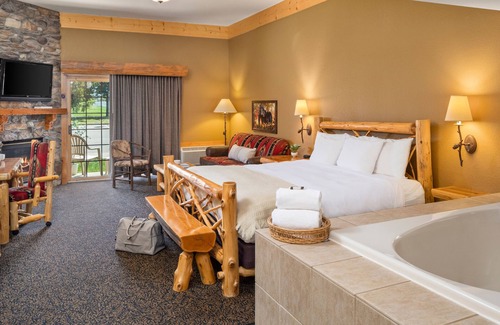 Rothschild Hotel | 1 King Whirlpool Suite With Access to Pool, Hot Tub, and Gym