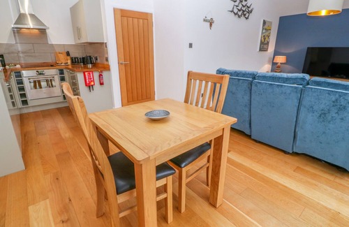 Looe Cottage | 1 LAKE VIEW, romantic, luxury holiday cottage in Lanreath