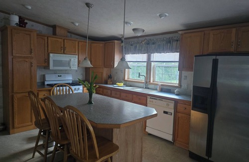 Castleton House | 1 Level easy access 3-BR Home in Historic Castleton close to travel destinations