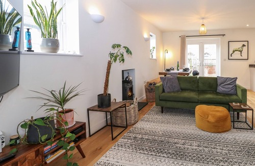 Littlehampton Cottage | 1 MATRONS COTTAGES, pet friendly, with open fire in East Preston