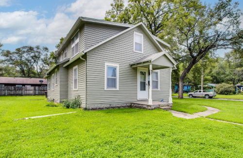 Manhattan House | 1 Mi to K-State Campus Central Manhattan Home